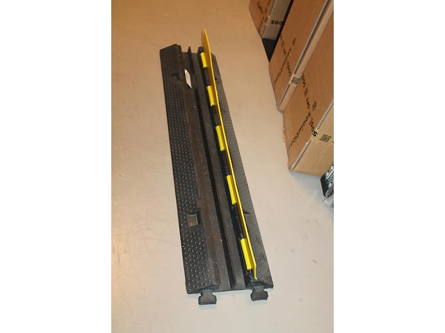 Kunststof kabelbrug met 2 kanalen en klepdeksel. 4 stuks. - afbeelding 4 van  4