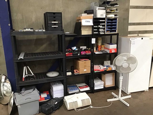 Kunststof kasten met inhoud (3x) - afbeelding 1 van  6