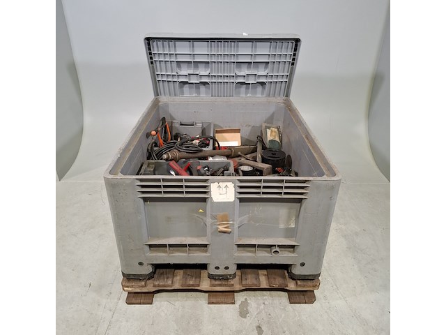 Kunststof kist met diverse garage inventaris - afbeelding 1 van  10