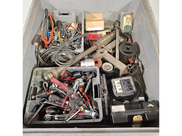 Kunststof kist met diverse garage inventaris - afbeelding 3 van  10