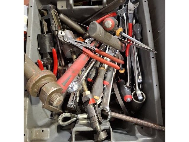 Kunststof kist met diverse garage inventaris - afbeelding 4 van  10