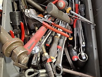 Kunststof kist met diverse garage inventaris - afbeelding 4 van  10