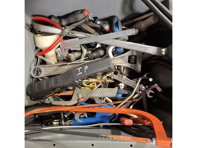 Kunststof kist met diverse garage inventaris - afbeelding 5 van  10