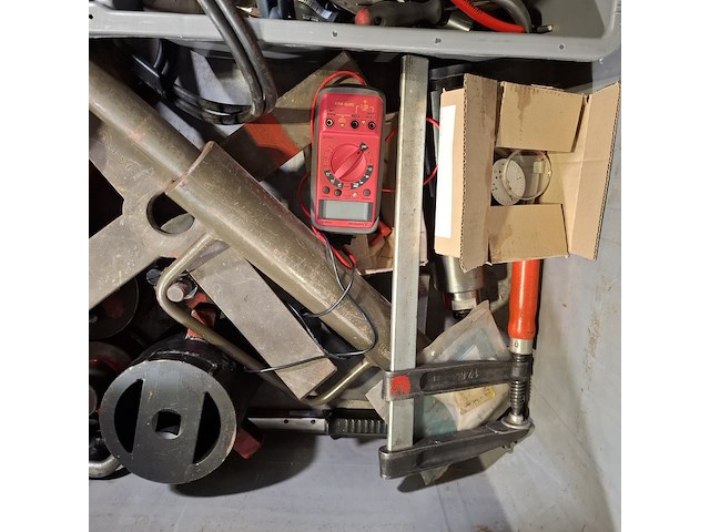 Kunststof kist met diverse garage inventaris - afbeelding 6 van  10