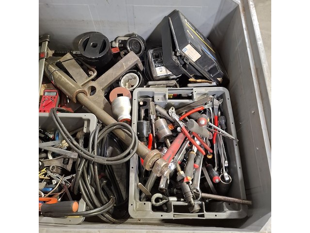 Kunststof kist met diverse garage inventaris - afbeelding 9 van  10
