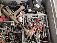 Kunststof kist met diverse garage inventaris - afbeelding 9 van  10