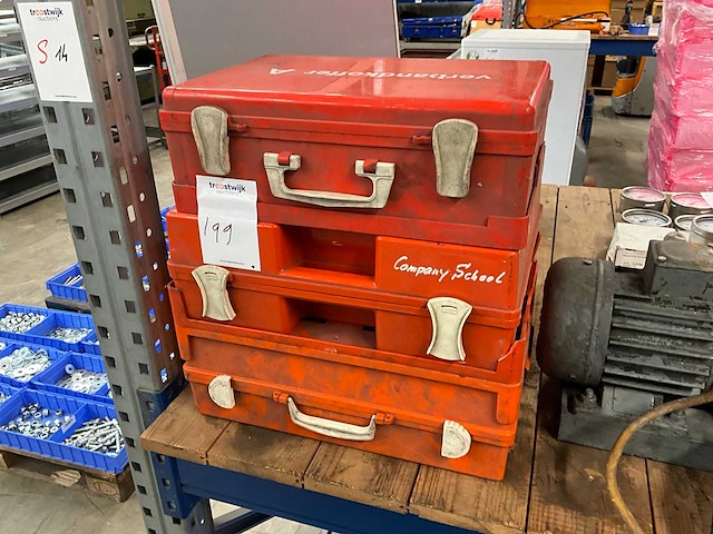 Kunststof koffer met inhoud (3x) - afbeelding 1 van  4