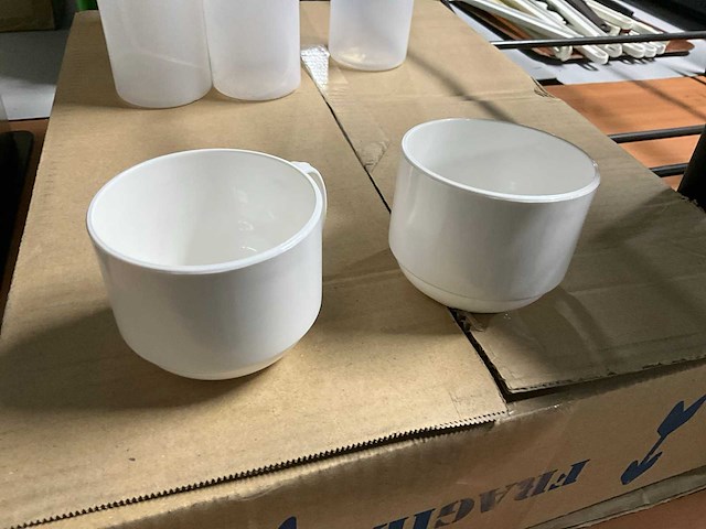 Kunststof kopjes en sausflessen - afbeelding 3 van  4