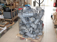 Kunststof koppelingen in diverse maten en uitvoeringen in draagmand. - afbeelding 1 van  3