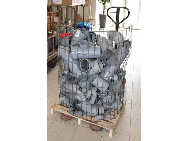 Kunststof koppelingen in diverse maten en uitvoeringen in draagmand. - afbeelding 2 van  3