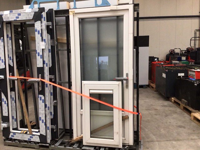 Kunststof kozijn en deur - afbeelding 1 van  4