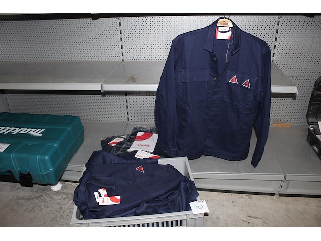 Kunststof krat met 13 werk/veilgheidsjassen in diverse maten. - afbeelding 1 van  4