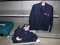 Kunststof krat met 13 werk/veilgheidsjassen in diverse maten. - afbeelding 1 van  4