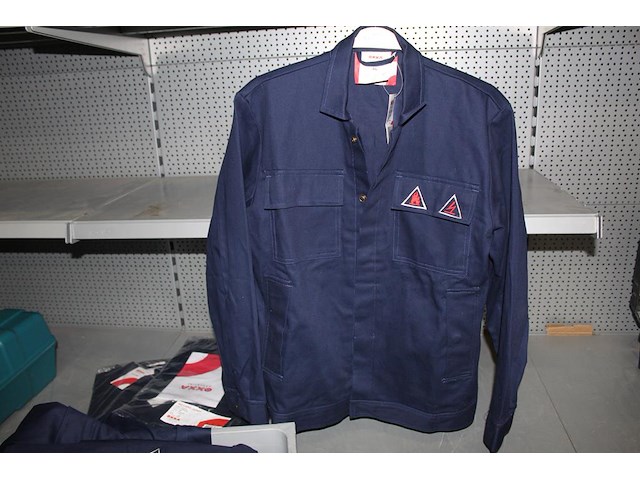 Kunststof krat met 13 werk/veilgheidsjassen in diverse maten. - afbeelding 2 van  4