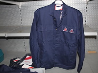 Kunststof krat met 13 werk/veilgheidsjassen in diverse maten. - afbeelding 2 van  4