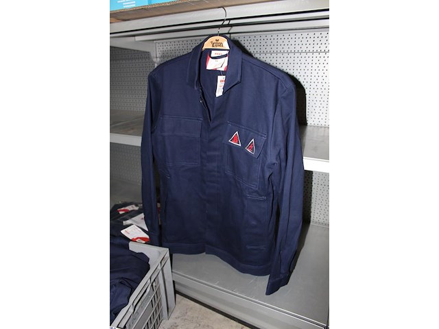 Kunststof krat met 13 werk/veilgheidsjassen in diverse maten. - afbeelding 3 van  4