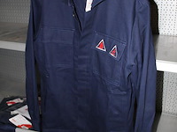 Kunststof krat met 13 werk/veilgheidsjassen in diverse maten. - afbeelding 3 van  4