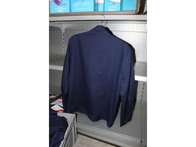 Kunststof krat met 13 werk/veilgheidsjassen in diverse maten. - afbeelding 4 van  4