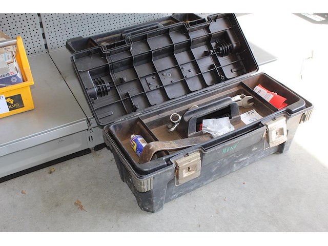 Kunststof krat met bevestigingsmaterialen. - afbeelding 1 van  2