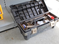 Kunststof krat met bevestigingsmaterialen. - afbeelding 1 van  2