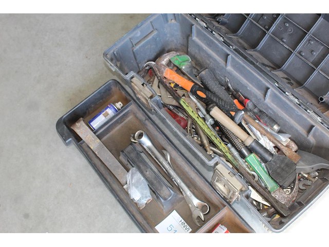 Kunststof krat met bevestigingsmaterialen. - afbeelding 2 van  2