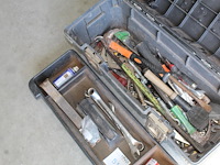 Kunststof krat met bevestigingsmaterialen. - afbeelding 2 van  2