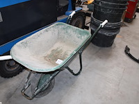 Kunststof kruiwagen fort. let op band leeg / lek. - afbeelding 1 van  2