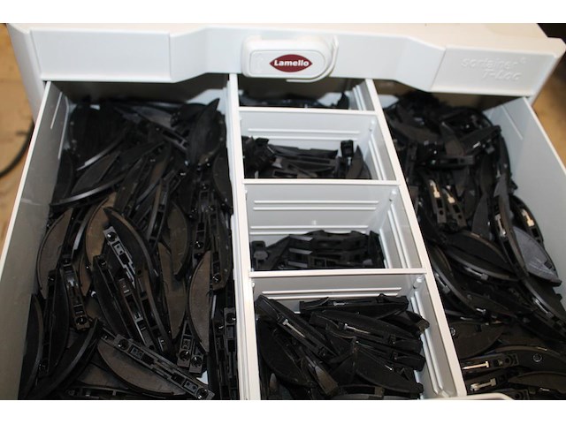 Kunststof ladekastje lamello gevuld met accessoires en kunststof (schuif)lamello's. - afbeelding 2 van  4