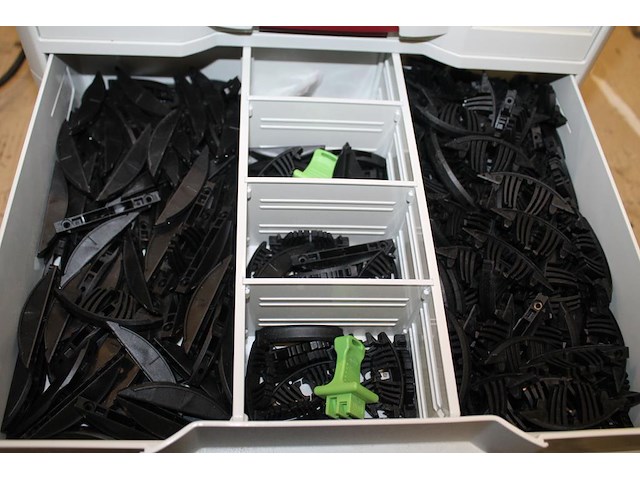 Kunststof ladekastje lamello gevuld met accessoires en kunststof (schuif)lamello's. - afbeelding 3 van  4