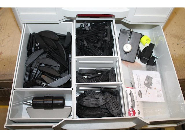 Kunststof ladekastje lamello gevuld met accessoires en kunststof (schuif)lamello's. - afbeelding 4 van  4