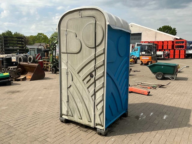 Kunststof mobiele toiletcabine - afbeelding 1 van  4