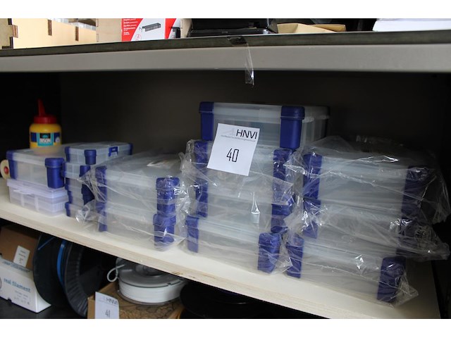 Kunststof organisers / bakjes op schap. - afbeelding 1 van  2