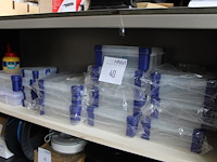 Kunststof organisers / bakjes op schap. - afbeelding 1 van  2