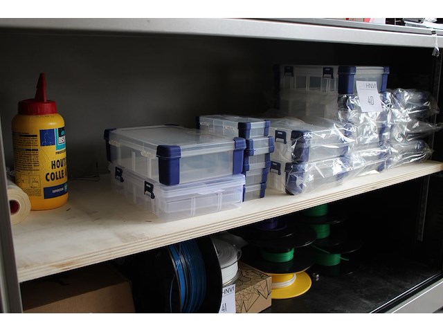 Kunststof organisers / bakjes op schap. - afbeelding 2 van  2