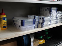 Kunststof organisers / bakjes op schap. - afbeelding 2 van  2