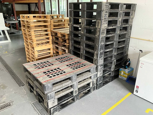 Kunststof pallet (16x) - afbeelding 1 van  4
