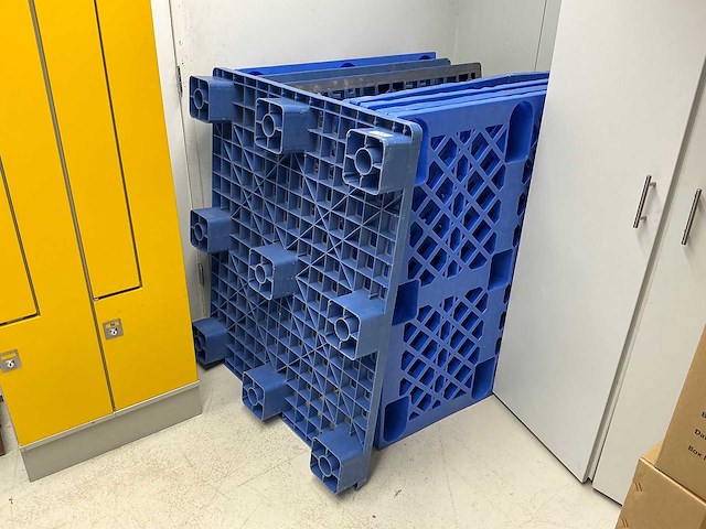 Kunststof pallet (30x) - afbeelding 1 van  5