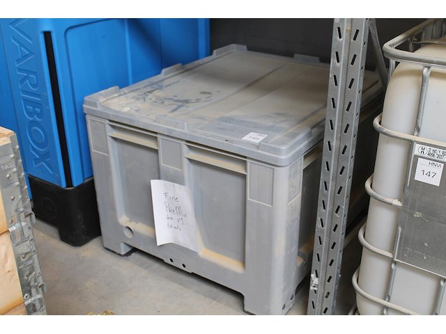 Kunststof palletbox schoeller allibert met deksel. box is deels gevuld met zaagsel. - afbeelding 1 van  2