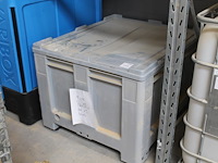 Kunststof palletbox schoeller allibert met deksel. box is deels gevuld met zaagsel. - afbeelding 1 van  2