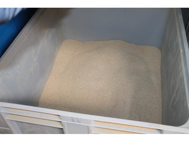 Kunststof palletbox schoeller allibert met deksel. box is deels gevuld met zaagsel. - afbeelding 2 van  2