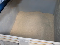 Kunststof palletbox schoeller allibert met deksel. box is deels gevuld met zaagsel. - afbeelding 2 van  2