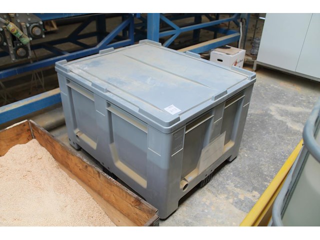 Kunststof palletbox schoeller allibert met deksel. box is deels gevuld met zaagsel. - afbeelding 1 van  2