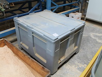 Kunststof palletbox schoeller allibert met deksel. box is deels gevuld met zaagsel. - afbeelding 1 van  2