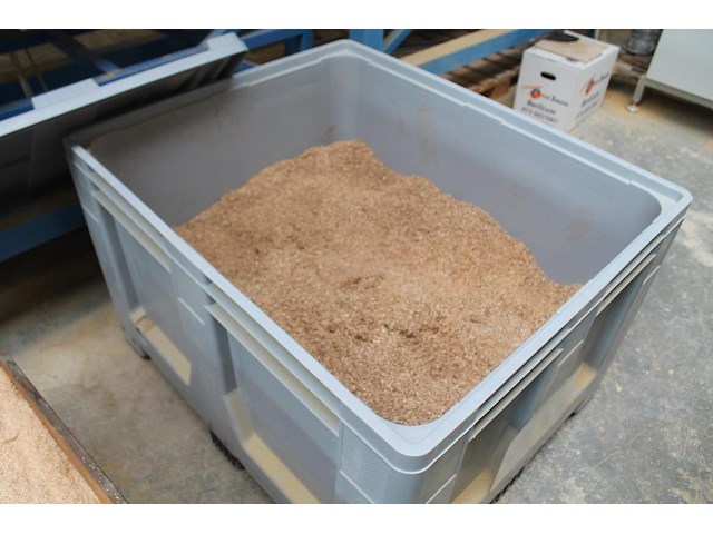 Kunststof palletbox schoeller allibert met deksel. box is deels gevuld met zaagsel. - afbeelding 2 van  2