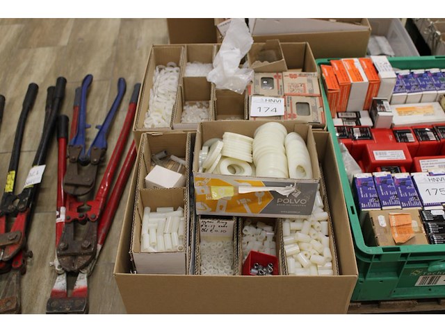 Kunststof ringen in diverse maten in 2 dozen. - afbeelding 1 van  3