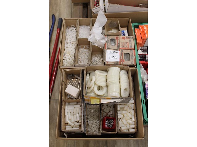 Kunststof ringen in diverse maten in 2 dozen. - afbeelding 2 van  3