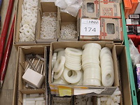 Kunststof ringen in diverse maten in 2 dozen. - afbeelding 2 van  3