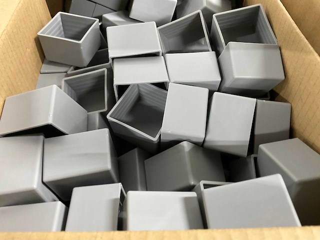 Kunststof sluitstop voor profiel 40x40 mm (370x) - afbeelding 2 van  2