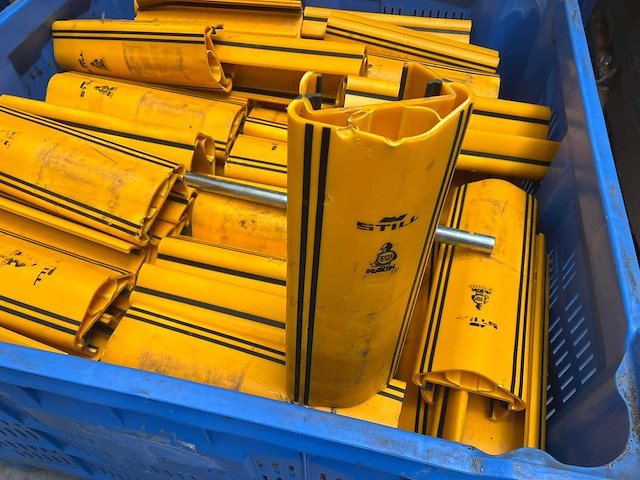 Kunststof staanderbeschermers ca 50 stuks - afbeelding 8 van  9