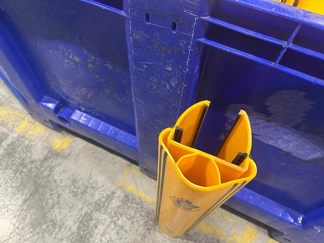 Kunststof staanderbeschermers ca 50 stuks - afbeelding 11 van  11